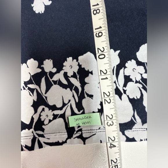 Ann Taylor Factory Navy and White Floral Short Sleeve Top - Picture 4 of 7